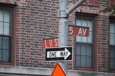 Kahverengi Doğu 11. Cadde ve 5. Cadde Moda Tarihi Tabelası New York, Manhattan Midtown 'da