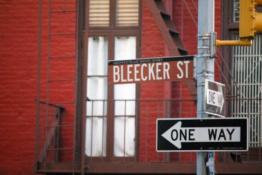Bleecker Caddesi New York 'ta Manhattan' da tarihi bir tabela.