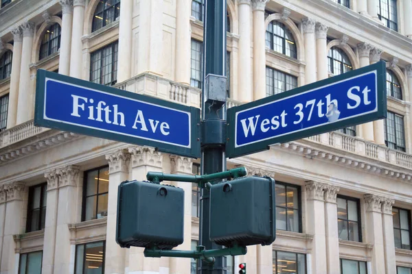 ニューヨークのマンハッタンのミッドタウンにあるブルー ウェスト37丁目と5番街の歴史的標識 — ストック写真