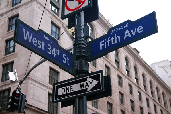ブルー ウェスト34丁目と5番街の歴史的標識ニューヨークのマンハッタン中心部 — ストック写真