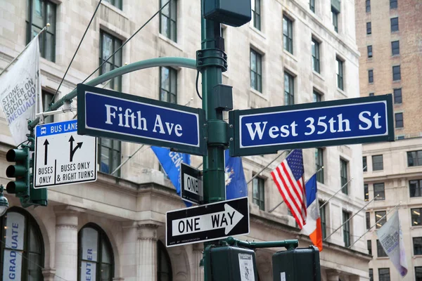 ニューヨークのマンハッタンのミッドタウンにあるブルー ウェスト35丁目と5番街の歴史的標識 — ストック写真