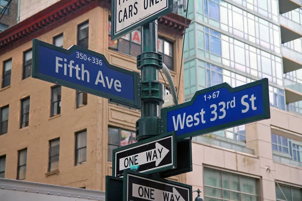 纽约曼哈顿市中心的蓝色西33街和第五大道历史性标志 — 图库照片