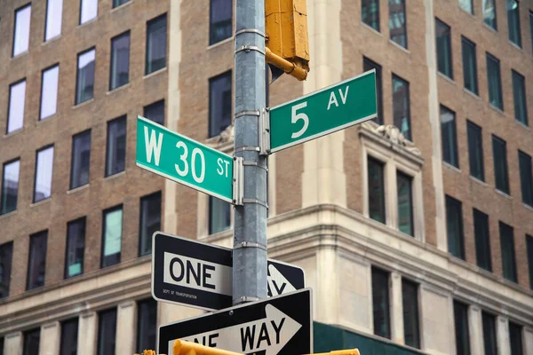 Green West 30. Cadde ve 5. Cadde. New York, Manhattan 'da geleneksel moda tabelası.