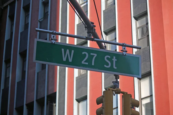 纽约市曼哈顿中城街道上的一根拱杆上挂着绿色的西26街标志 — 图库照片