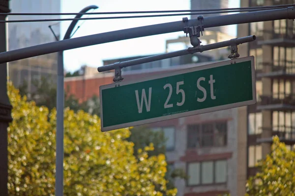 緑の大きな西25番街の看板がミッドタウンのアーチポールにかかっています Manhattan — ストック写真