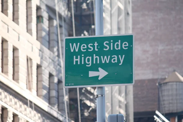 Green West Side Highway Richtung Verkehrsschild Manhattan — Stockfoto