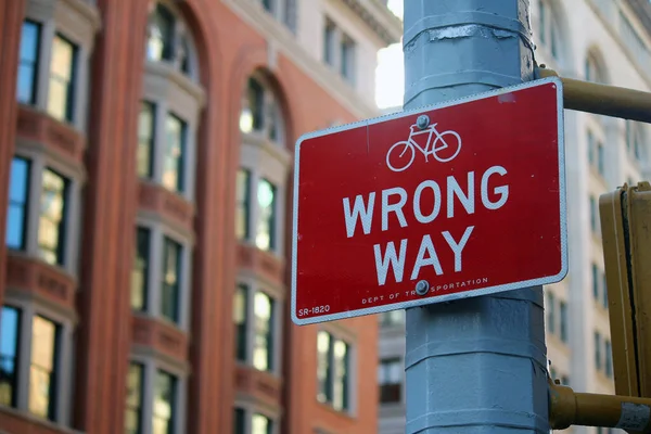 Манхэттене Появится Дорожный Знак Велосипедистов Red Wrong Way — стоковое фото