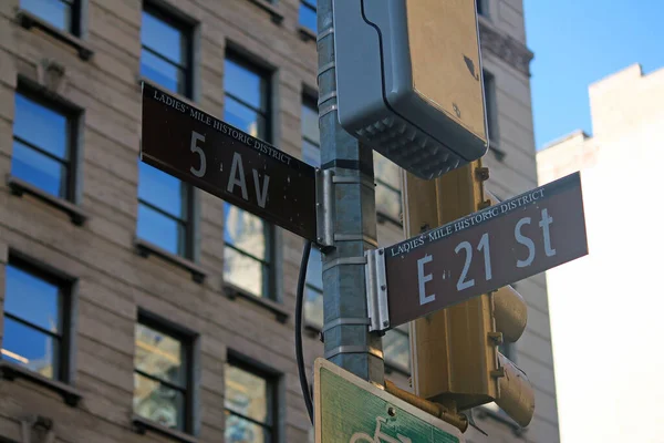 Brown East Cadde Cadde New York Manhattan Tarihi Bir Tabela — Stok fotoğraf