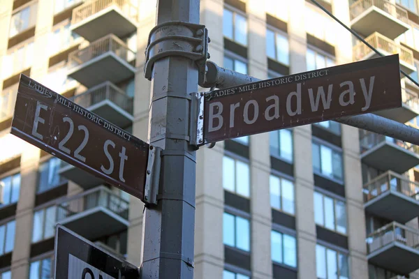 New York Manhattan Brown East Cadde Broadway Tarihi Tabelası — Stok fotoğraf