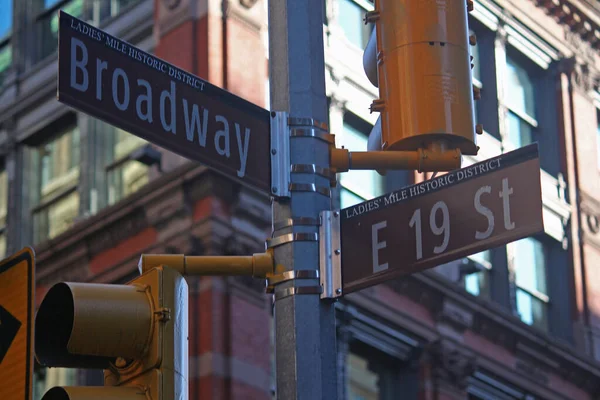 New York, Manhattan 'da Brown East 19. Cadde ve Broadway tarihi tabelası