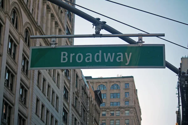 Зелений Великий Бродвейський Знак Висить Арці Посеред Манхеттена — стокове фото