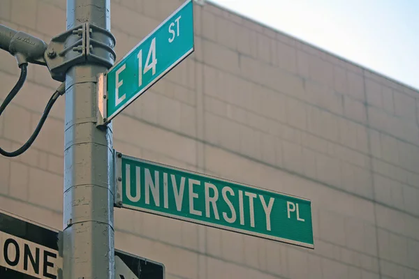 Green East 14Th Street University Place Tradycyjny Znak Midtown Manhattan — Zdjęcie stockowe