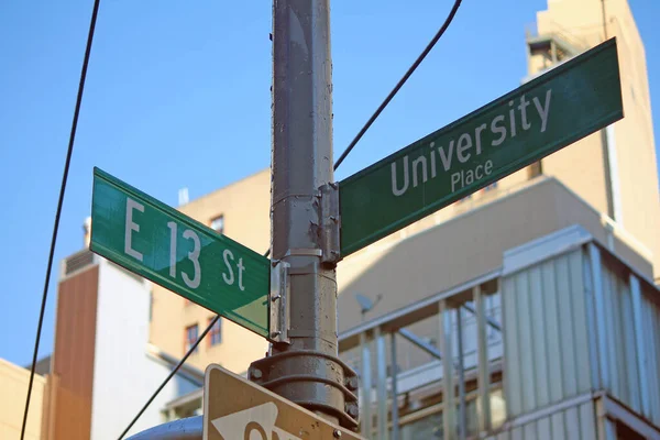Green East 13Th Street University Place Παραδοσιακή Πινακίδα Στο Midtown — Φωτογραφία Αρχείου