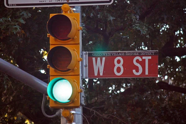 Коричневый Дорожный Знак Западной Улице — стоковое фото