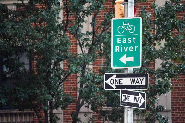 Дорожный Знак Green East River Односторонним Движением Велосипедистов Манхэттене — стоковое фото