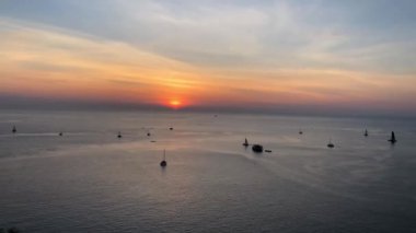 Denizin ortasında günbatımı