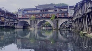 Fenghuang Kontluğu, Çin 'in Hunan eyaletinde yer alan bir kontluktur..