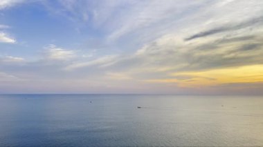 Denizin ortasında günbatımı