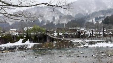 Shirakawago köyüne kar yağıyor.