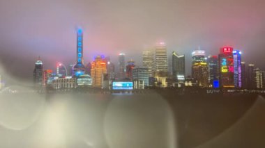Huangpu Nehri, Şangay Çin - 14 Mart 2024 - Huangpu Nehri 'nin VDO' su, Çin 'in ünlü şehir simgeleri.