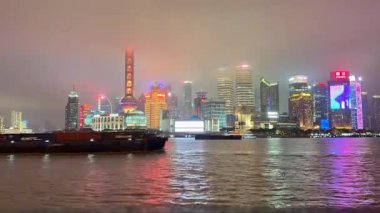 Huangpu Nehri, Şangay Çin - 14 Mart 2024 - Huangpu Nehri 'nin VDO' su, Çin 'in ünlü şehir simgeleri.