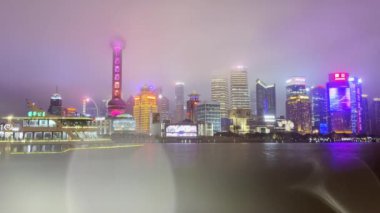 Huangpu Nehri, Şangay Çin - 14 Mart 2024 - Huangpu Nehri 'nin VDO' su, Çin 'in ünlü şehir simgeleri.