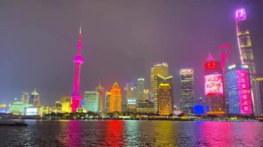 Huangpu Nehri, Şangay Çin - 14 Mart 2024 - Huangpu Nehri 'nin VDO' su, Çin 'in ünlü şehir simgeleri.
