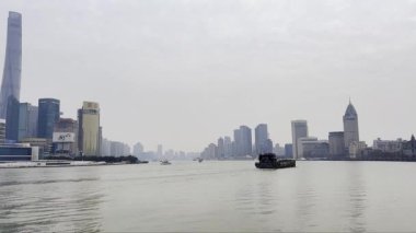 Huangpu Nehri, Şangay Çin - 14 Mart 2024 - Huangpu Nehri 'nin VDO' su, Çin 'in ünlü şehir simgeleri.