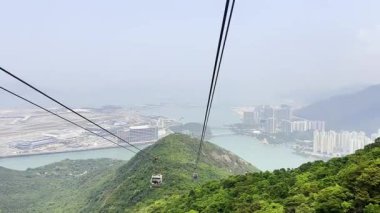 Ngong Ping 360, Hong Kong - 14 Nisan 2024 - Ngong Ping 360, Hong Kong 'daki Lantau Adası' nda bulunan çift kablo teleferik..