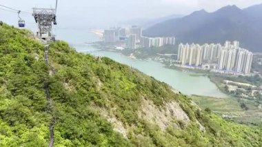 Ngong Ping 360, Hong Kong - 14 Nisan 2024 - Ngong Ping 360, Hong Kong 'daki Lantau Adası' nda bulunan çift kablo teleferik..