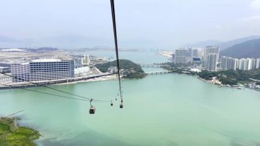 Ngong Ping 360, Hong Kong - 14 Nisan 2024 - Ngong Ping 360, Hong Kong 'daki Lantau Adası' nda bulunan çift kablo teleferik..