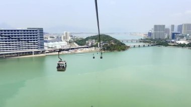 Ngong Ping 360, Hong Kong - 14 Nisan 2024 - Ngong Ping 360, Hong Kong 'daki Lantau Adası' nda bulunan çift kablo teleferik..
