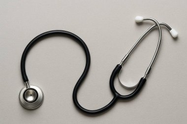  Steteskopa yakından bakmak, sağlık uzmanları tarafından kullanılan yaygın bir tıbbi araçtır..