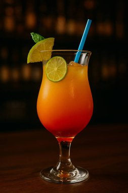 Limonlu ve naneli tekila kokteyli. Tropikal bir bardakta servis ediliyor. Bir yaz akşamı için mükemmel bir renk..