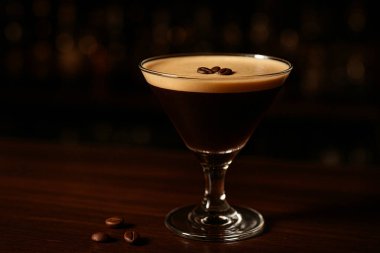 Kremalı ve kahve çekirdekli Espresso Martini kokteyli. Zarif bir sunumda koyu espresso ve sade votkanın mükemmel bir karışımı..