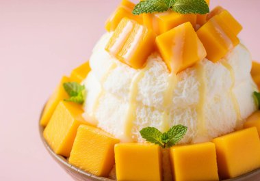 Lezzetli ve renkli bir tatlı, taze kavunlu Bingsu, sıcak bir günde serinlemek için mükemmel bir Kore buzlu şekeri.