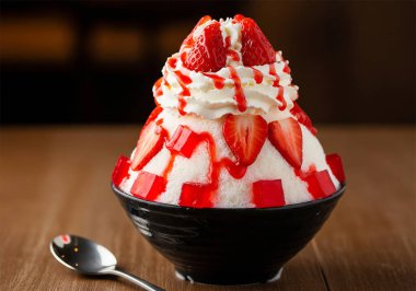 Lezzetli çilekli buzlu tatlı (Bingsu), krem şantili, taze çilekli ve reçelli.