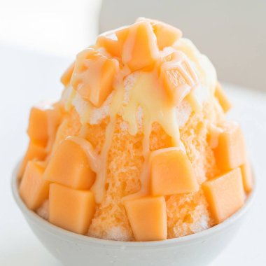  Lezzetli ve renkli bir tatlı, taze kavunlu Bingsu, sıcak bir günde serinlemek için mükemmel bir Kore buzlu şekeri.