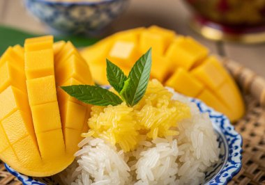 Otantik Tayland Mangosu Yapışkan Pirinci (Khao Niao Mamuang) ahşap bir kasede servis edilir.