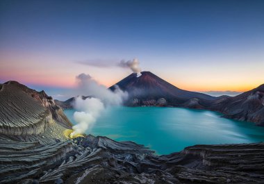  Şafak vakti aktif Kawah Ijen yanardağının dramatik panoramik görüntüsü, canlı turkuaz krater gölü, yükselen sülfürik dumanlar ve gün doğumunun nefes kesen gökyüzünün renkleri.