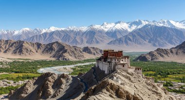 Majestic Thiksey Manastırı, Indus Nehri 'ne bakan bir tepeye tünemiş ve Hindistan' ın Ladakh kentindeki engebeli dağlara yerleşmişti..