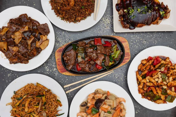 中華料理の盛り合わせ 中華麺 チャーハン 鴨のロースト 焼きそば テーブルの上で有名な中国料理の料理 最上階だ 中華料理のコンセプト アジアンスタイルの宴会 — ストック写真