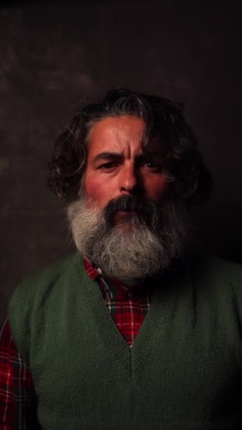 Portret Serieuze Man Met Baard Het Donker — Stockvideo
