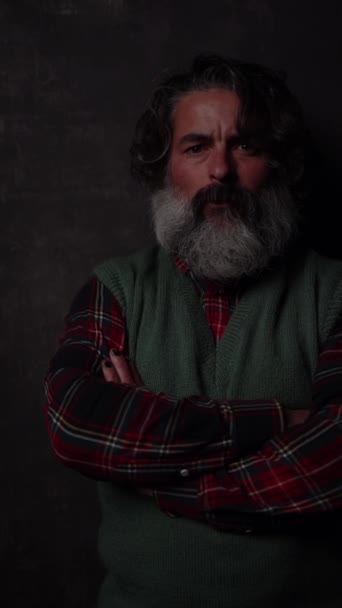 Портрет Бородатого Чоловіка Дивиться Камеру Темряві — стокове відео