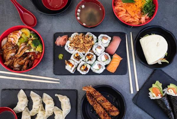 Wspaniałe Dania Kuchni Japońskiej Leżą Stole Restauracji Zdjęcie Stockowe