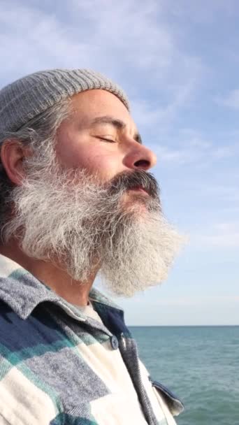 Ayakta Duran Sakallı Bir Adamın Temiz Hava Soluyarak Gözlerini Kapattığı — Stok video
