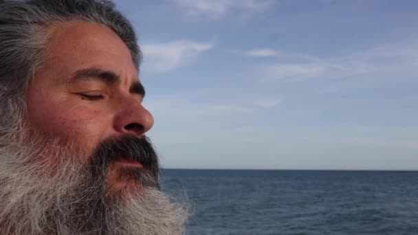一个站着的留胡子男子的特写闭上了他的眼睛 呼吸新鲜空气 — 图库视频影像
