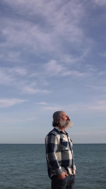 Hipster Adam Sahilden Temiz Hava Soluyor Orta Yaşlı Adam Güneşli — Stok video