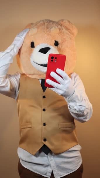 Людина Масками Ведмедя Користується Мобільним Телефоном Жовтому Кольоровому Тлі Vertical — стокове відео