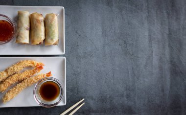 Yumurtalı börek, tatlı ve ekşi sos, karides tempura ve soya fasulyesi. Metin için boşluk